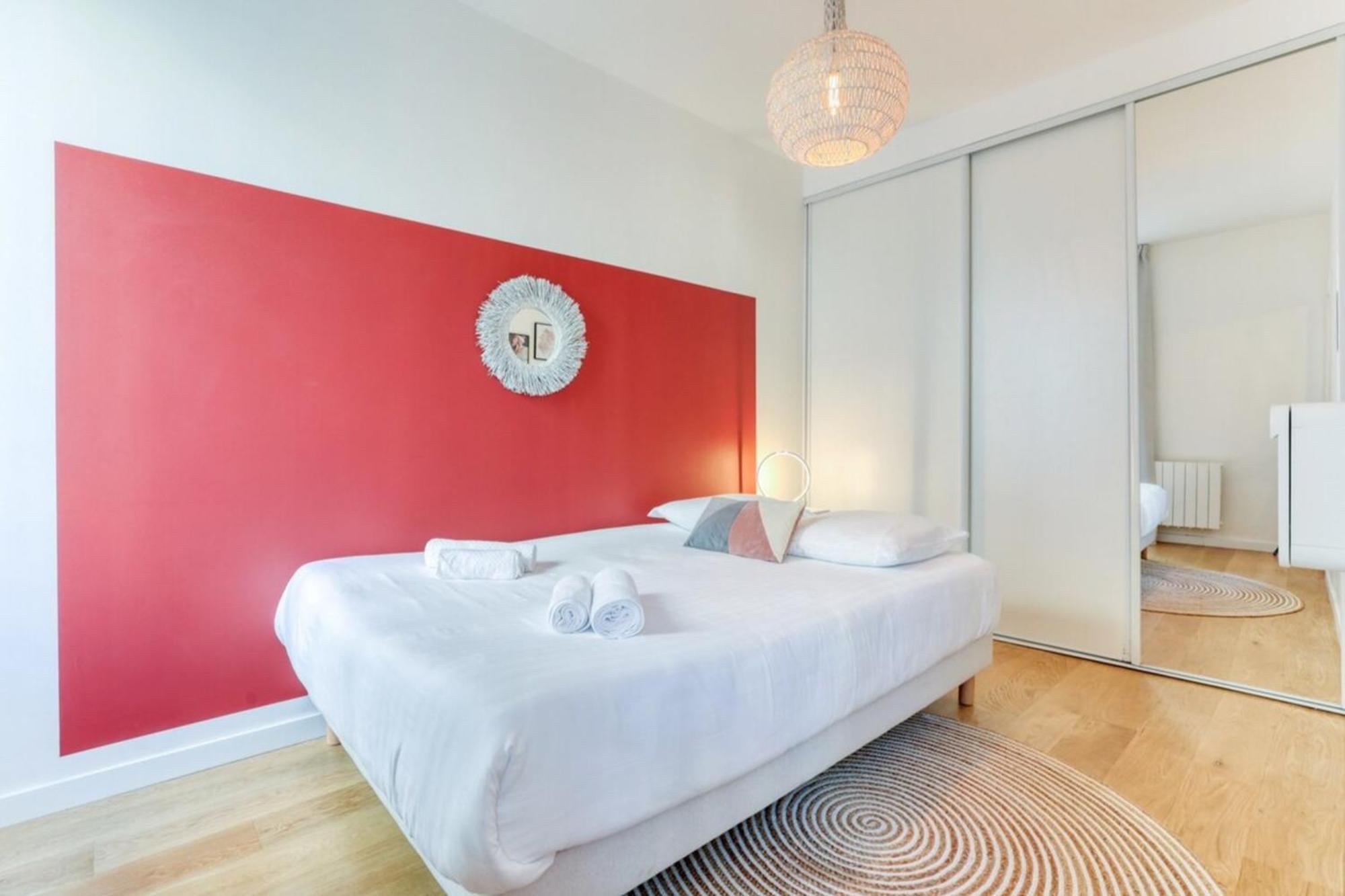 Pink Design 2bdr Flat In The Heart Of Bastille Apartment